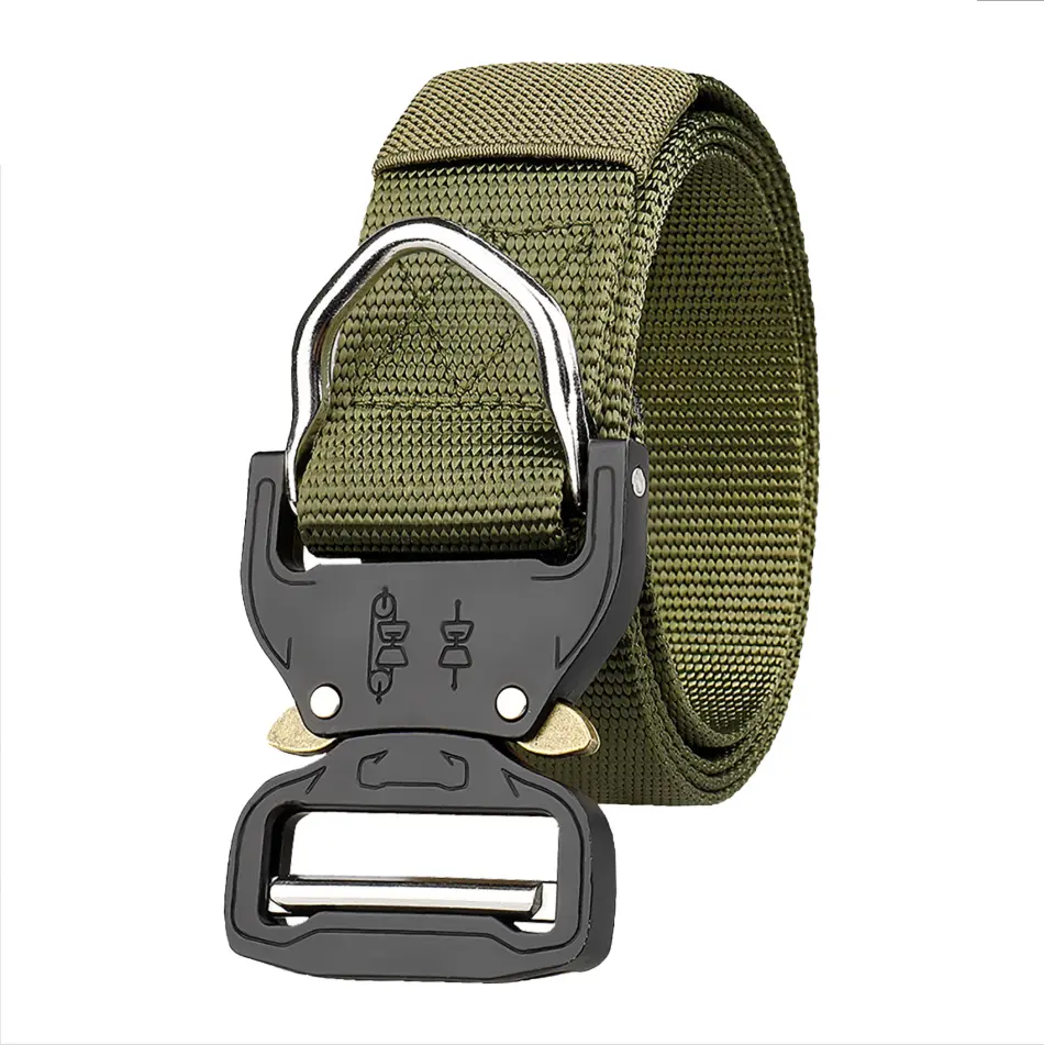 Modelo con un cinturón táctico de TMG Webbing que muestra su capacidad de carga y su ajuste.