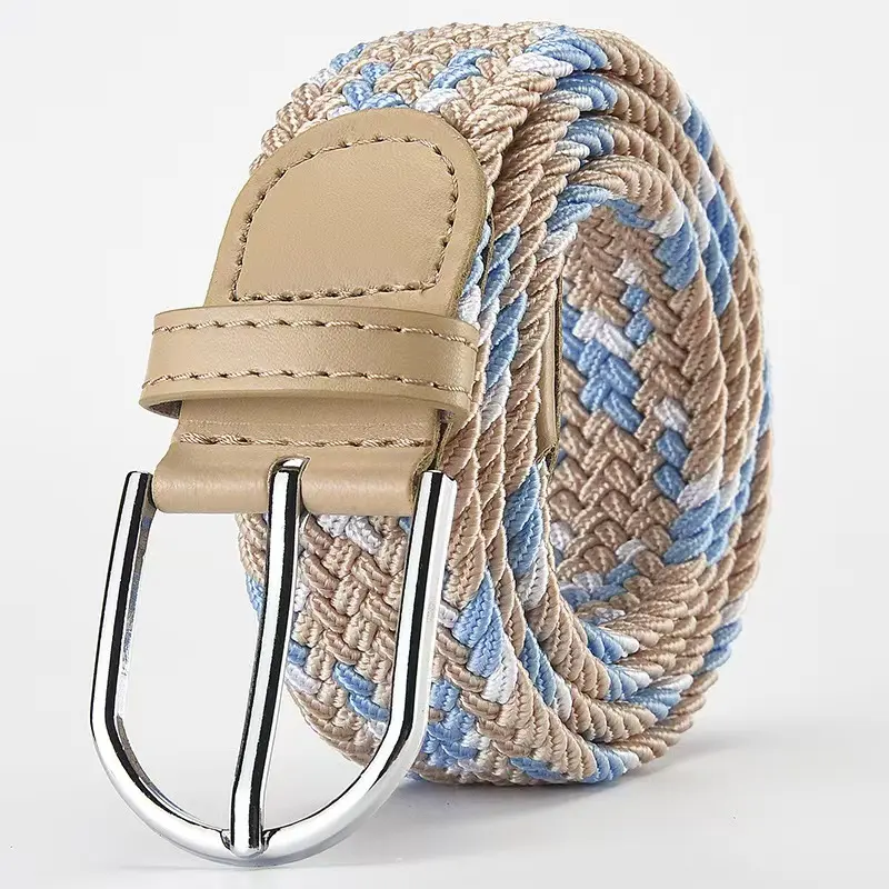 Un hombre con una elegante cinta tejida azul que muestra el producto en uso.