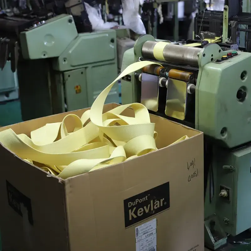 Rollos de cinta amarilla de aramida KEVLAR®, conocida por sus propiedades ignífugas y antibalas.