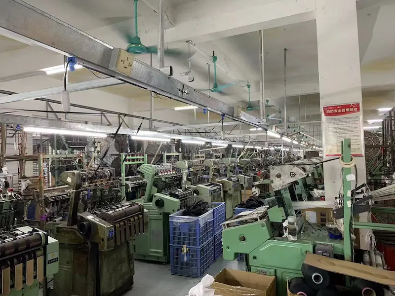 Telares de alta velocidad en funcionamiento en la fábrica de TMG Webbing.
