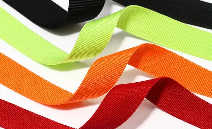 Rollos de cinta de polipropileno de colores listos para su fabricación.