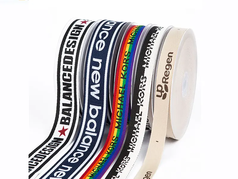 Primer plano de un tejido jacquard personalizado multicolor que muestra su intrincado motivo de logotipo tejido.
