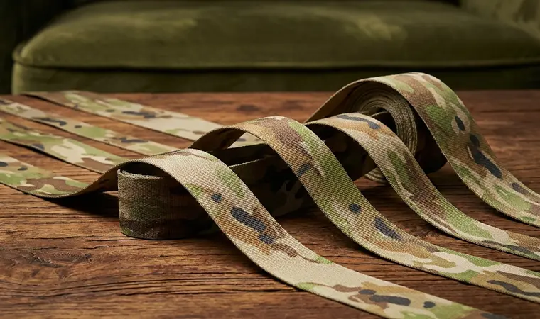 Primer plano de cinta de camuflaje AMCU tejida en jacquard con tratamiento IRR